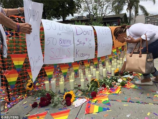 49 chú chim xuất hiện trong lễ tưởng niệm các nạn nhân vụ xả súng Orlando - Ảnh 2.