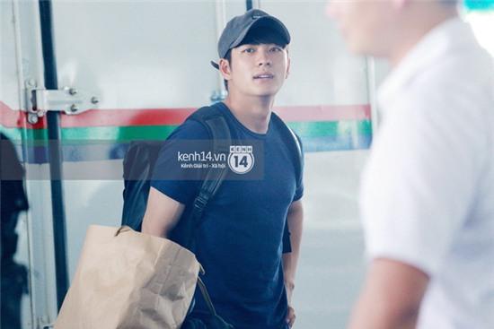 Clip độc quyền: Kang Tae Oh cười tươi, giản dị xuất hiện tại sân bay Nội Bài - Ảnh 12.