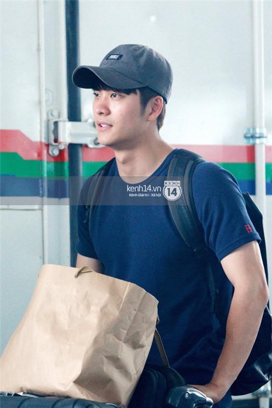 Clip độc quyền: Kang Tae Oh cười tươi, giản dị xuất hiện tại sân bay Nội Bài - Ảnh 14.