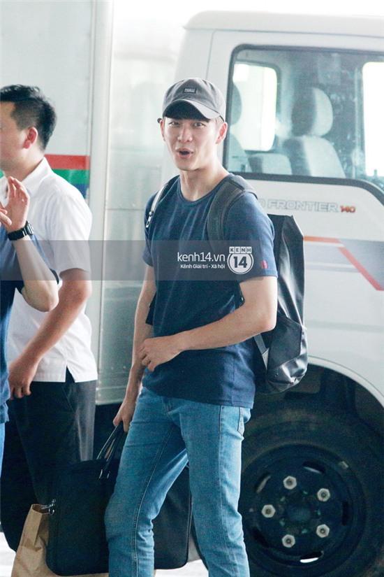 Clip độc quyền: Kang Tae Oh cười tươi, giản dị xuất hiện tại sân bay Nội Bài - Ảnh 15.