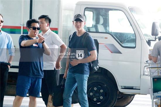 Clip độc quyền: Kang Tae Oh cười tươi, giản dị xuất hiện tại sân bay Nội Bài - Ảnh 16.