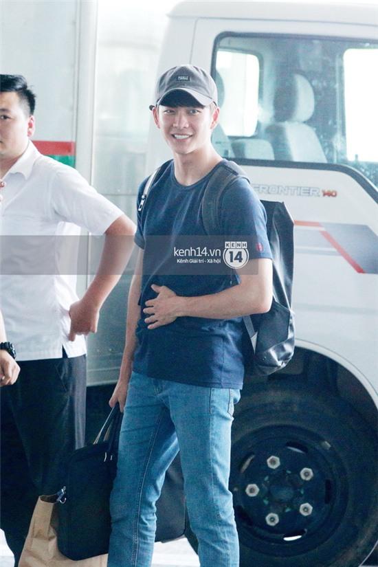 Clip độc quyền: Kang Tae Oh cười tươi, giản dị xuất hiện tại sân bay Nội Bài - Ảnh 17.