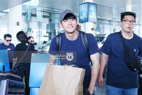 Clip độc quyền: Kang Tae Oh cười tươi, giản dị xuất hiện tại sân bay Nội Bài - Ảnh 3.