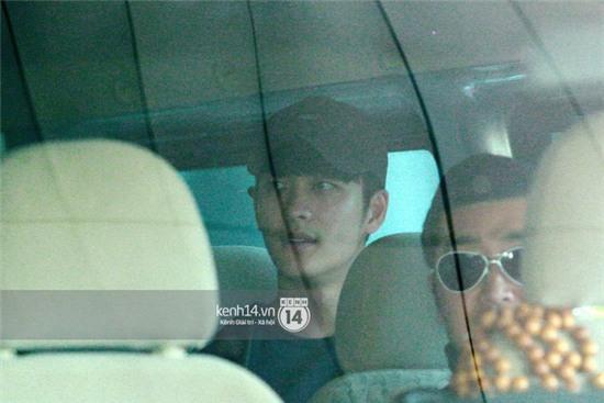 Clip độc quyền: Kang Tae Oh cười tươi, giản dị xuất hiện tại sân bay Nội Bài - Ảnh 22.