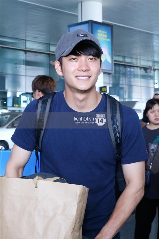 Clip độc quyền: Kang Tae Oh cười tươi, giản dị xuất hiện tại sân bay Nội Bài - Ảnh 4.