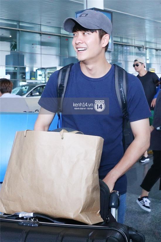 Clip độc quyền: Kang Tae Oh cười tươi, giản dị xuất hiện tại sân bay Nội Bài - Ảnh 5.