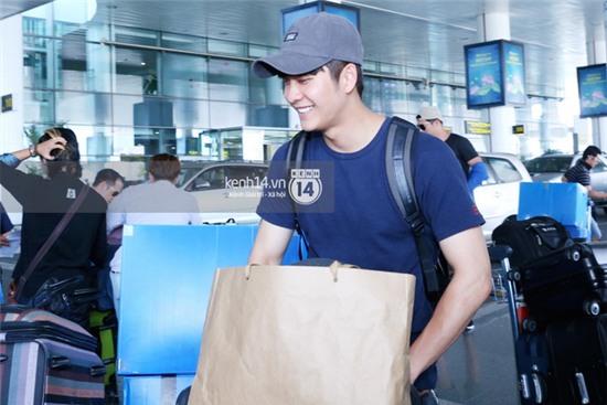 Clip độc quyền: Kang Tae Oh cười tươi, giản dị xuất hiện tại sân bay Nội Bài - Ảnh 6.