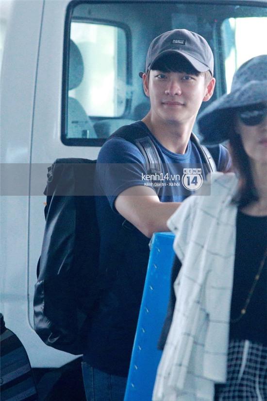 Clip độc quyền: Kang Tae Oh cười tươi, giản dị xuất hiện tại sân bay Nội Bài - Ảnh 9.