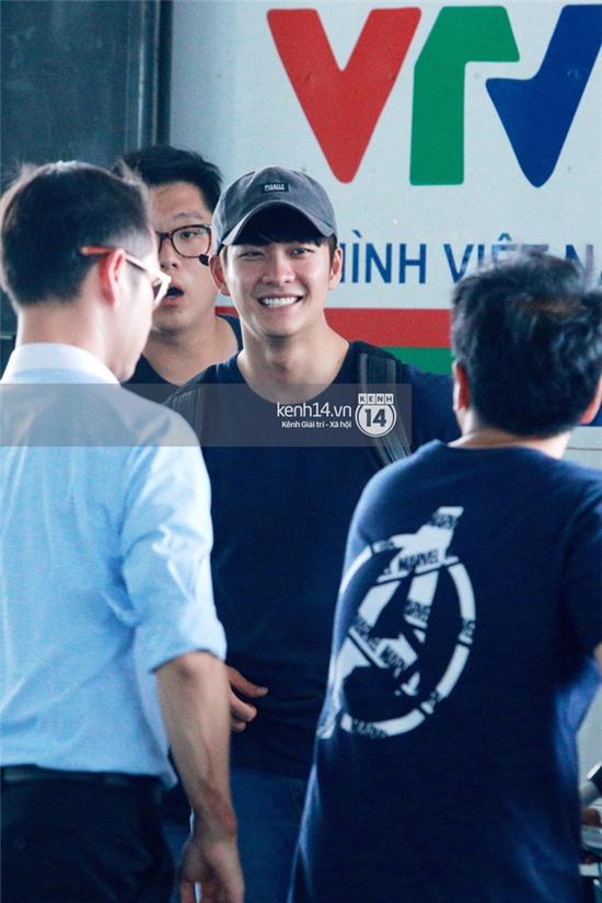 Clip độc quyền: Kang Tae Oh cười tươi, giản dị xuất hiện tại sân bay Nội Bài - Ảnh 10.