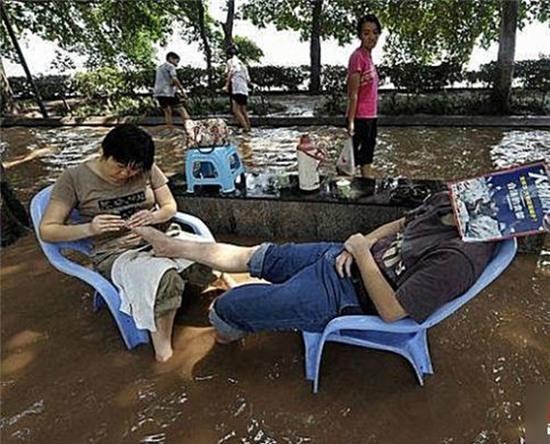 Nắng nóng kinh hoàng đã khiến người Trung Quốc thành ra như thế này đây - Ảnh 18.