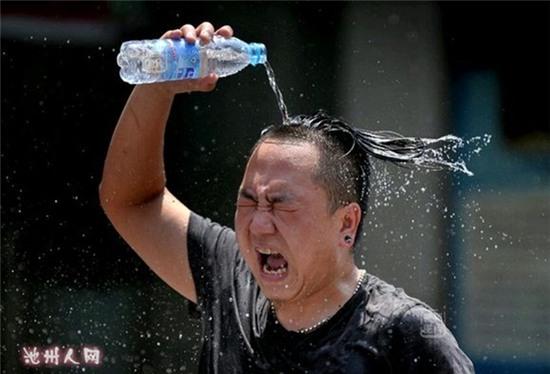 Nắng nóng kinh hoàng đã khiến người Trung Quốc thành ra như thế này đây - Ảnh 9.