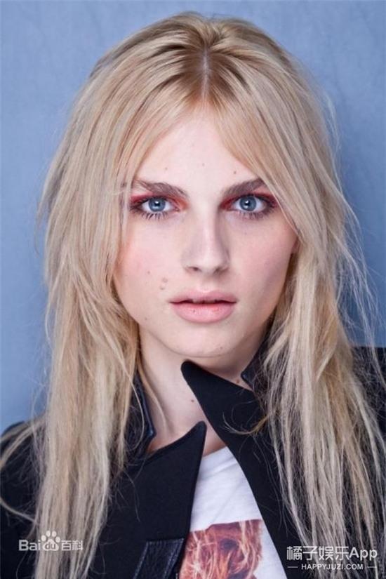 Ngạc nhiên trước chàng siêu mẫu nam đẹp gái nhất thế giới