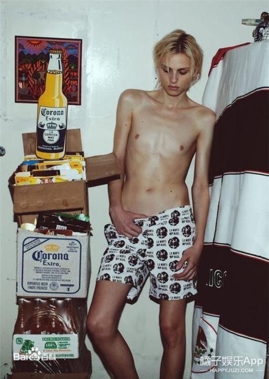 Andrej&nbsp;làm việc&nbsp;đan xen với cả phong cách thời trang nam và nữ.