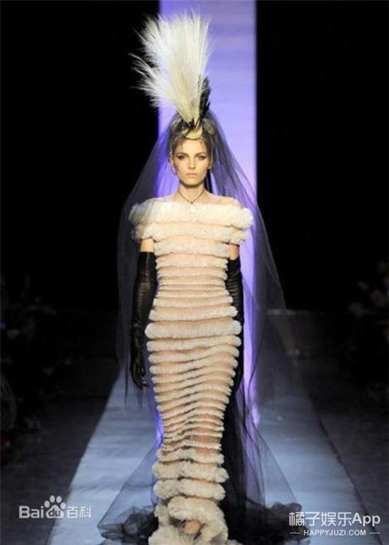 Andrej bất ngờ xuất hiện với vai trò người mẫu chính trong bộ sưu tập thời trang cưới xuân hè của nhà thiết kế Jean Paul Gaultier.
