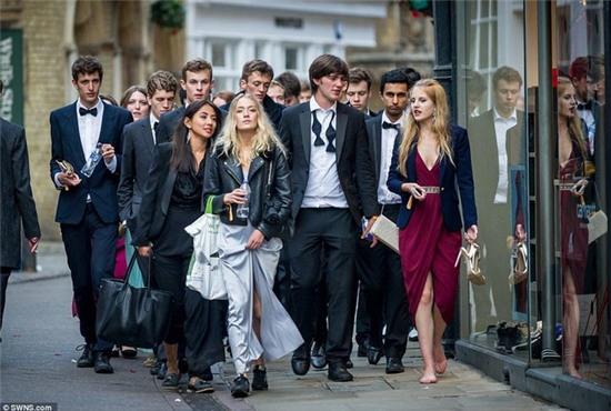 Khi các sinh viên mang tiếng đầu to mắt cận của Cambridge xõa hết mình - Ảnh 2.