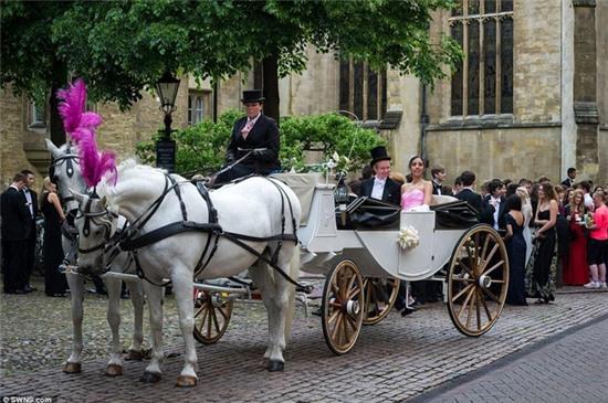Khi các sinh viên mang tiếng đầu to mắt cận của Cambridge xõa hết mình - Ảnh 17.