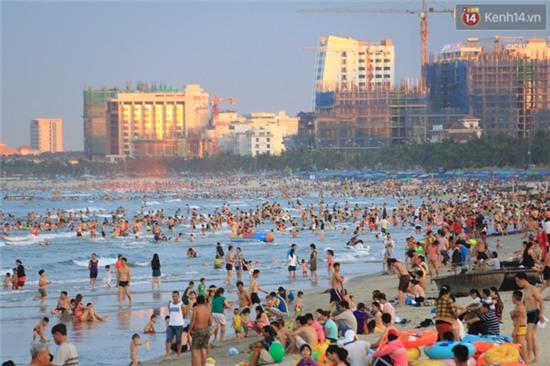 Mỗi buổi chiều, hàng nghìn người dân Đà Nẵng lại lũ lượt kéo ra biển giải nhiệt - Ảnh 2.