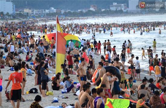 Mỗi buổi chiều, hàng nghìn người dân Đà Nẵng lại lũ lượt kéo ra biển giải nhiệt - Ảnh 3.