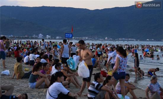 Mỗi buổi chiều, hàng nghìn người dân Đà Nẵng lại lũ lượt kéo ra biển giải nhiệt - Ảnh 4.