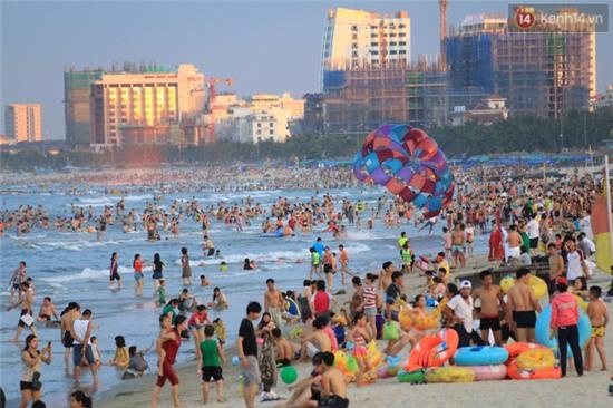 Mỗi buổi chiều, hàng nghìn người dân Đà Nẵng lại lũ lượt kéo ra biển giải nhiệt - Ảnh 8.