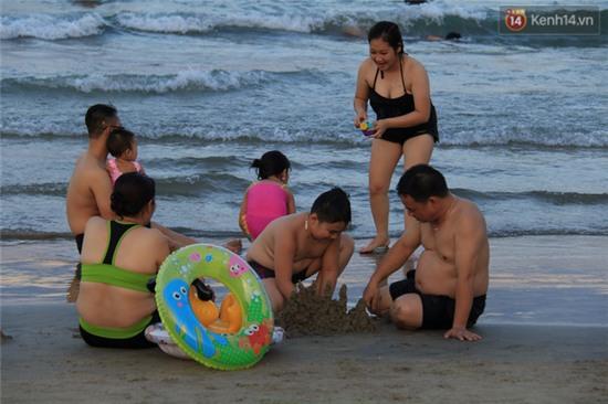 Mỗi buổi chiều, hàng nghìn người dân Đà Nẵng lại lũ lượt kéo ra biển giải nhiệt - Ảnh 9.