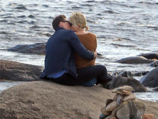 HOT: Taylor Swift lộ ảnh hôn Loki Tom Hiddleston 2 tuần sau khi chia tay Calvin Harris - Ảnh 1.