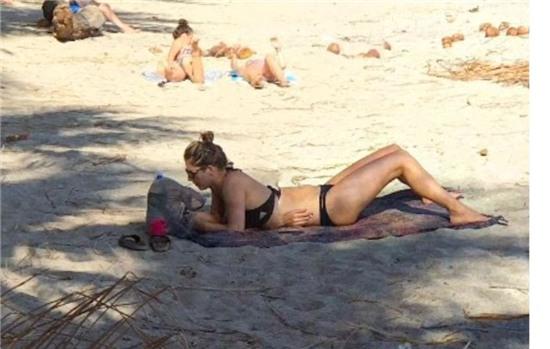 google chup anh nguoi phu nu mac bikini gay soc hinh anh 1