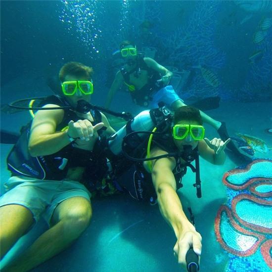 Con trai thu tuong New Zealand tro thanh DJ noi tieng mang hinh anh 7