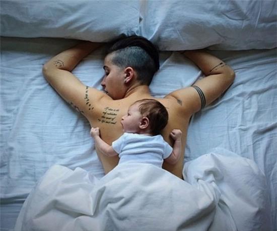 Cặp đôi đồng tính nữ Cùng ăn cùng ngủ cùng mang thai