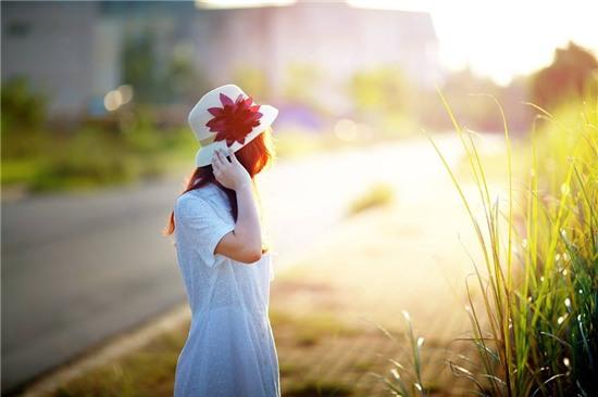 Em vẫn ở đây sau lưng anh này