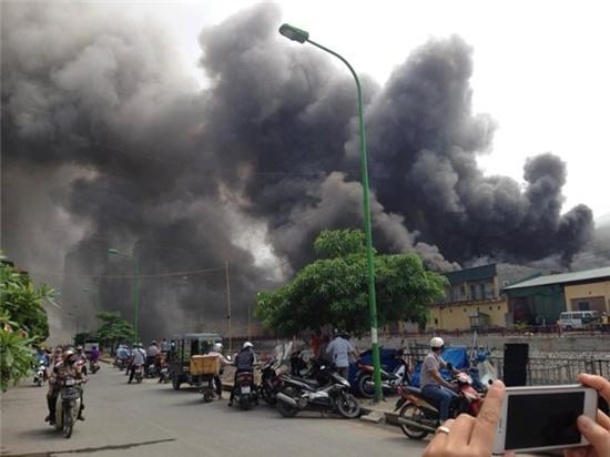 Hang chuc nhan vien thao chay trong vu chay van phong hinh anh 1