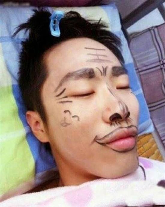 troll chồng ngủ say