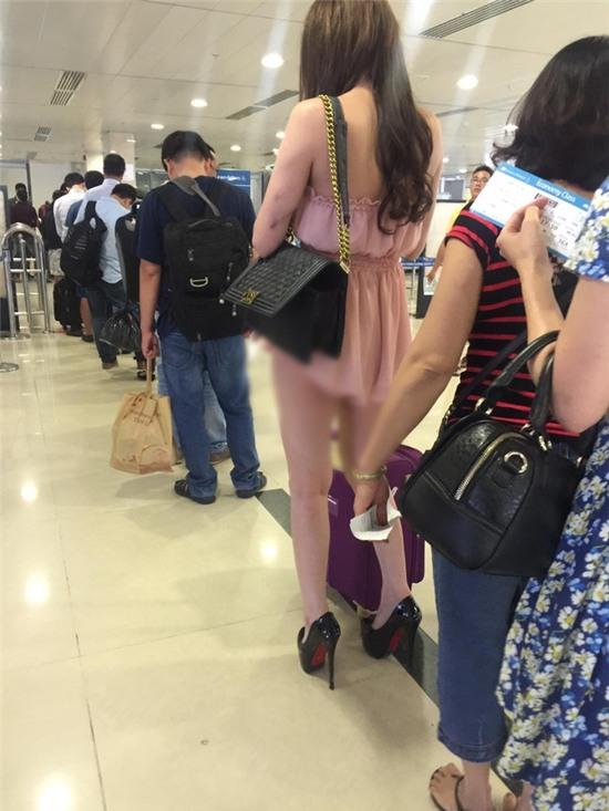 Hình ảnh chướng mắt: Cô gái mặc chiếc quần không thể ngắn hơn ở sân bay Tân Sơn Nhất - Ảnh 3.