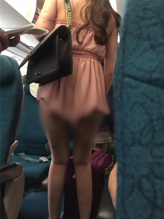 Hình ảnh chướng mắt: Cô gái mặc chiếc quần không thể ngắn hơn ở sân bay Tân Sơn Nhất - Ảnh 4.