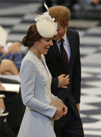 Kate tỏ ra thích thú khi Harry ghé tai nói gì đó khi cả hai cùng tham dự