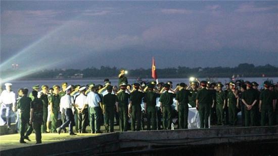 Gia dinh vao Nghe An nhan thi the phi cong Tran Quang Khai hinh anh 1