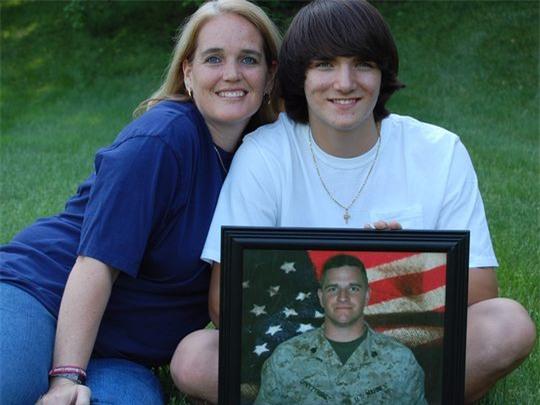 Cậu bé trong bức ảnh nỗi đau mất cha nổi tiếng thế giới giờ ra sao? - Ảnh 2.