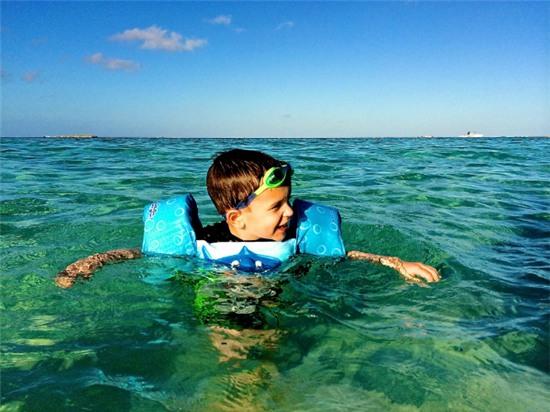 Luôn cho con bơi trong tầm kiểm soát của bạn. Ảnh: pokerstarsblog