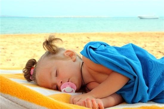 nhung-dieu-me-phai-nho-khi-cho-con-du-lich-bien-1