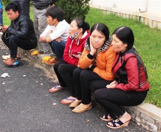 Người thân các nạn nhân chờ tẩm liệm