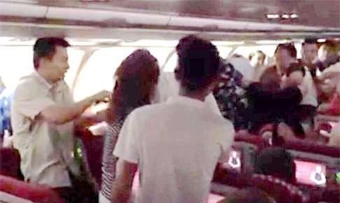 Nhân viên an ninh (trái) tìm cách ngăn chặn người phụ nữ bị xem là khởi đầu vụ ẩu đả. Ảnh: Weibo