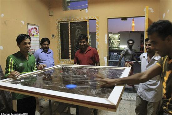 Góc khuất trần trụi của người lao động nghèo đằng sau ánh hào quang của Dubai - Ảnh 11.