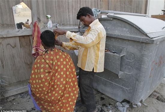 Góc khuất trần trụi của người lao động nghèo đằng sau ánh hào quang của Dubai - Ảnh 12.