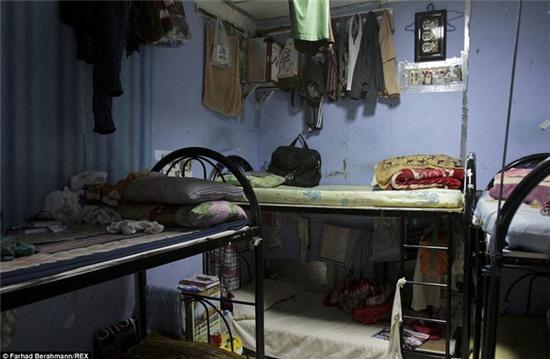 Góc khuất trần trụi của người lao động nghèo đằng sau ánh hào quang của Dubai - Ảnh 7.