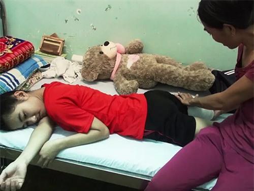 long bao dung cua gia dinh nu sinh bi cua chan - 1