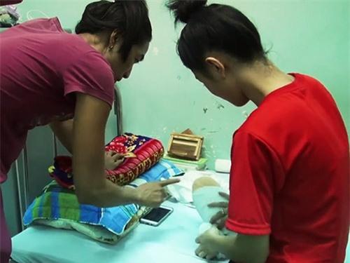 long bao dung cua gia dinh nu sinh bi cua chan - 2