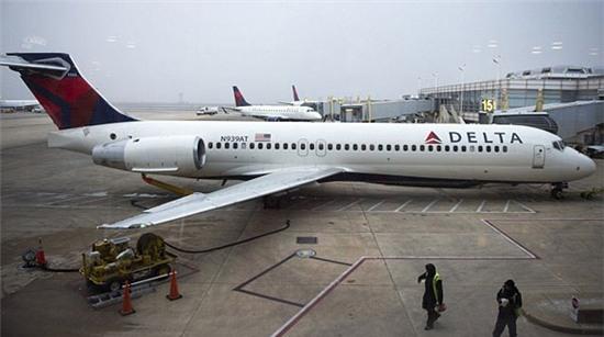 nu-dien-vien-quy-do-soc-thuoc-khi-dang-di-may-bay-1