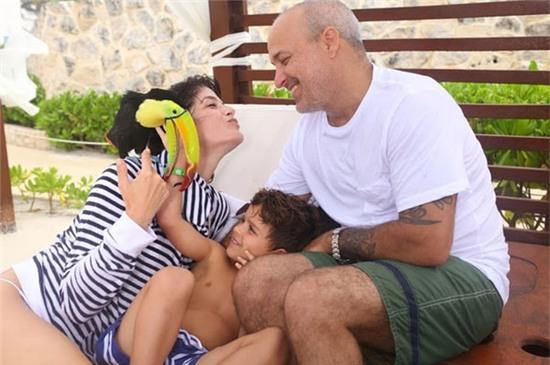 nu-dien-vien-quy-do-soc-thuoc-khi-dang-di-may-bay-2