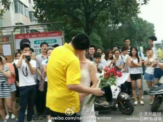 Nữ giảng viên đại học công khai cầu hôn nam sinh năm thứ 4 - Ảnh 3.