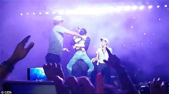 Fan nữ nhảy lên quặp chân ôm cứng Enrique Iglesias, nhất quyết không rời sân khấu - Ảnh 5.